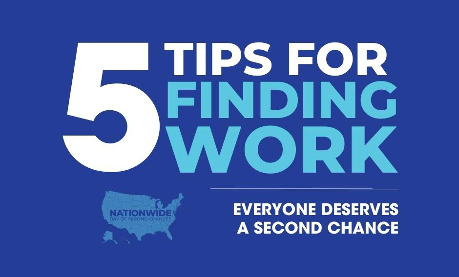 Gráfico: Fondo azul con texto que dice "5 consejos para encontrar trabajo"